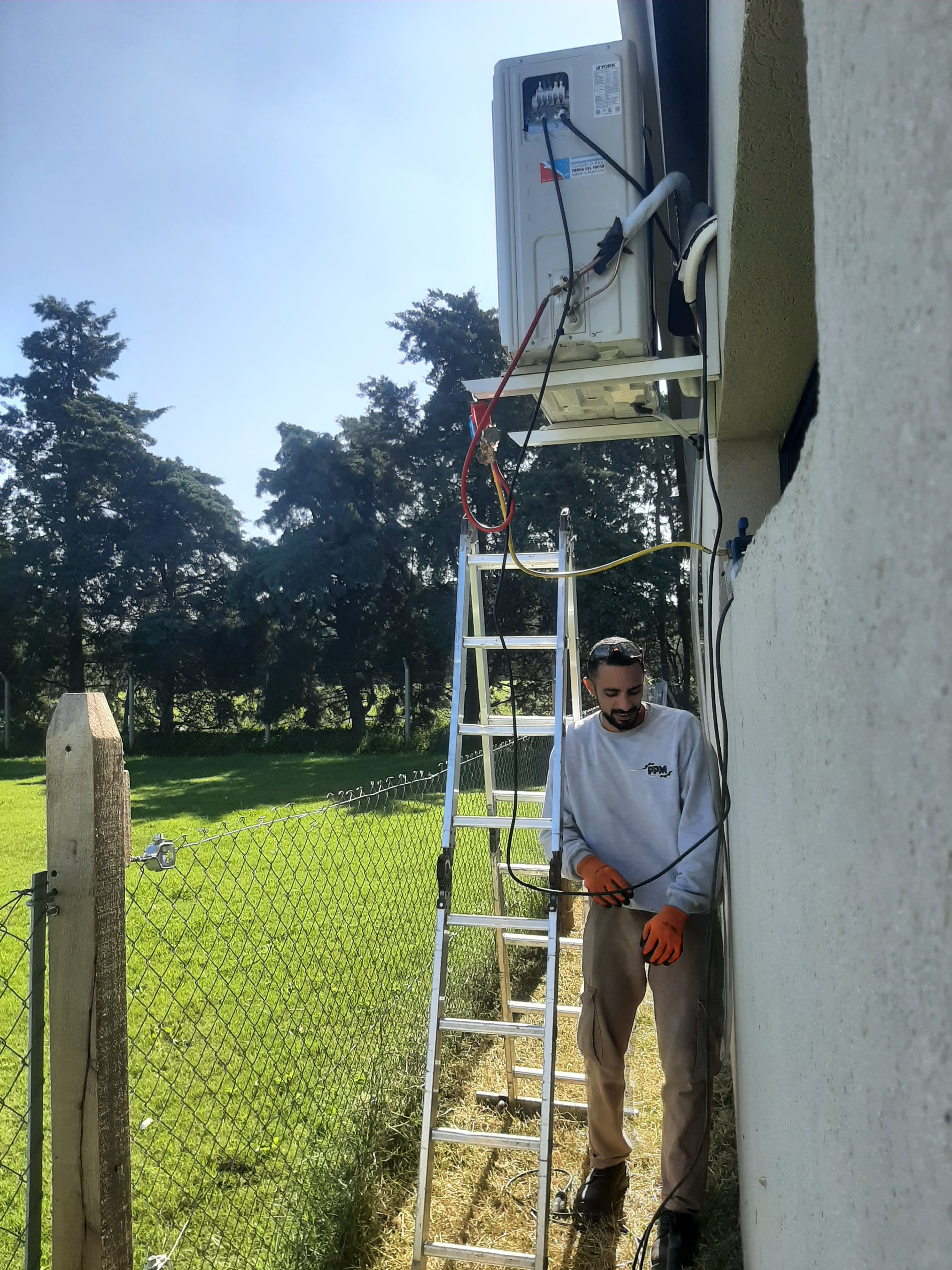 Proyecto PPM Group — Aire Acondicionado: Instalación de equipos split en local comercial con cañería y soporte.