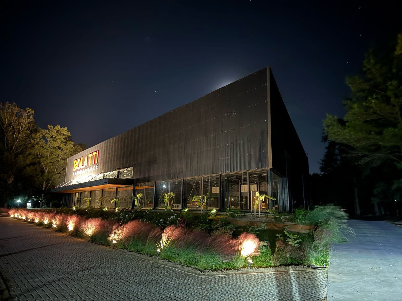 Proyecto PPM Group — Bolatti Automotores: Instalación eléctrica completa y luminaria en concesionaria automotriz.