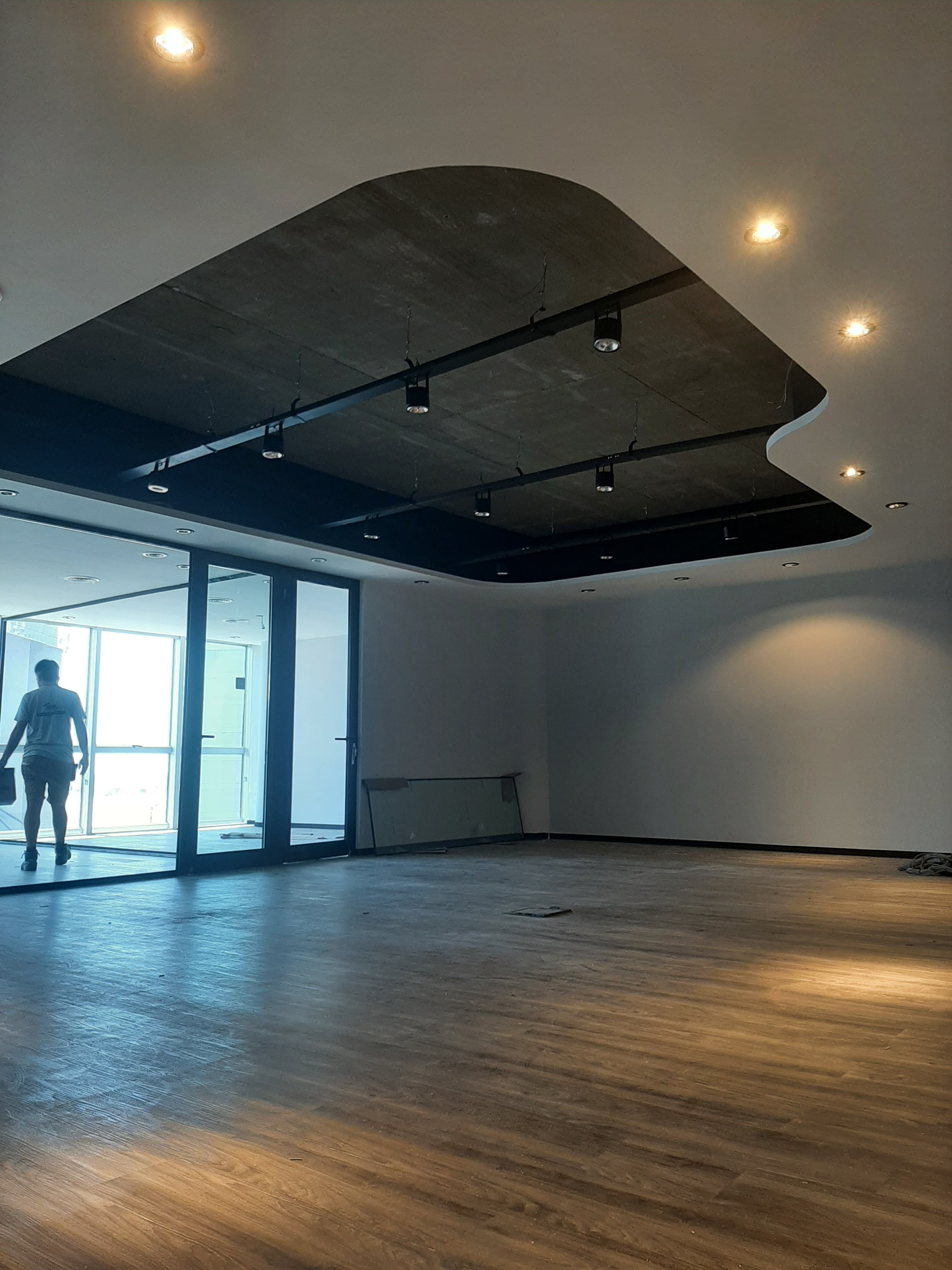 Proyecto PPM Group — Oficina JC Basileuo: Instalación eléctrica completa en obra de construcción industrial.